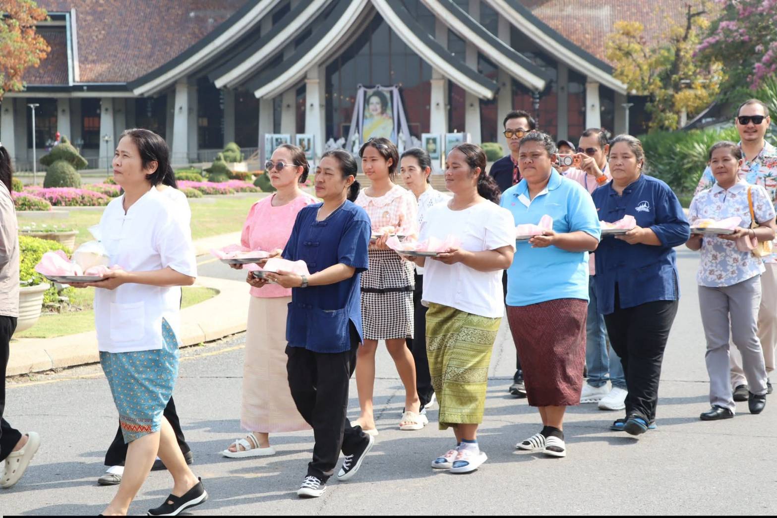 title - ศพส. จัดงาน “รักแห่งศิลป์ รักแห่งแผ่นดิน” เพื่อน้อมรำลึกในพระมหากรุณาธิคุณของสมเด็จพระนางเจ้าสิริกิติ์ พระบรมราชินีนาถ พระบรมราชชนนีพันปีหลวง ณ ศูนย์ส่งเสริมและพัฒนาอาชีพเสริมนอกภาคการเกษตร (ศูนย์ศิลปาชีพบางไทรฯ เดิม)